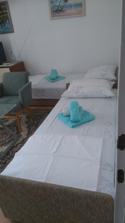 Apartment Basic Petrcane Ngoại thất bức ảnh